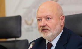 Verygmetis ir centralizacijos traukuliai (smūgiai savivaldai į paširdžius)