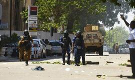Dešimtys žmonių žuvo per išpuolį prieš kariuomenės būstinę ir Prancūzijos ambasadą Burkina Fase