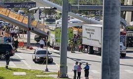 JAV sugriuvus pėsčiųjų tiltui žuvo 4 žmonės, 9 buvo sužeisti