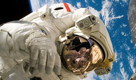 Ką bendro turi keptuvė ir kosmonauto skafandras?