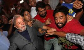 Buvęs Brazilijos prezidentas Luizas Inacio Lula da Silva pasidavė policijai