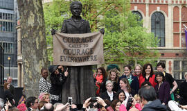 Parlamento aikštėje Londone įamžinta pirmoji moteris - sufražistė Millicent Fawcett