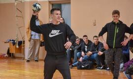 Dragūniečiai moksleivius supažindino su rankiniu