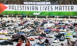 Aktyvistai prie ES Tarybos išrikiavo 4 500 batų porų