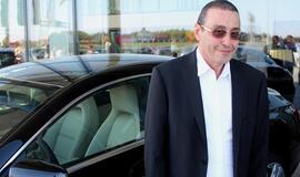 Automobilių salone pianistas praleido visą dieną