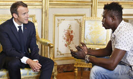 Mažą berniuką Paryžiuje išgelbėjusiam jaunam imigrantui iš Malio bus suteikta Prancūzijos pilietybė