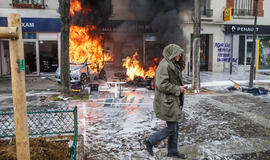 Per gegužės 1-osios protestus Paryžiuje padegtas „McDonald's“ restoranas, sulaikyti šimtai žmonių