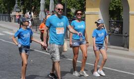 Bėgo ir su kostiumu, ir su vežimėliu