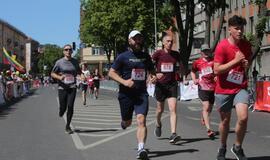 Bėgo ir su kostiumu, ir su vežimėliu