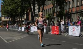 Bėgo ir su kostiumu, ir su vežimėliu