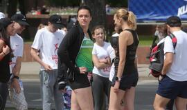 Bėgo ir su kostiumu, ir su vežimėliu