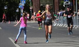 Bėgo ir su kostiumu, ir su vežimėliu