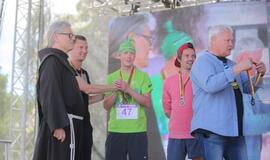 Bėgo ir su kostiumu, ir su vežimėliu