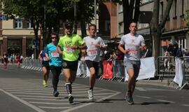 Bėgo ir su kostiumu, ir su vežimėliu