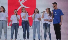 Bėgo ir su kostiumu, ir su vežimėliu