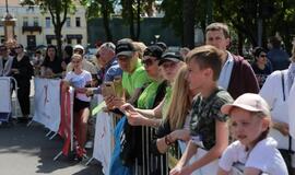 Bėgo ir su kostiumu, ir su vežimėliu