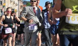 Bėgo ir su kostiumu, ir su vežimėliu