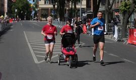 Bėgo ir su kostiumu, ir su vežimėliu