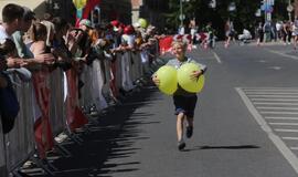 Bėgo ir su kostiumu, ir su vežimėliu