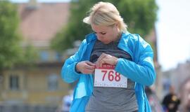 Bėgo ir su kostiumu, ir su vežimėliu