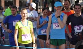 Bėgo ir su kostiumu, ir su vežimėliu