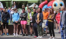 Bėgo ir su kostiumu, ir su vežimėliu