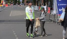 Bėgo ir su kostiumu, ir su vežimėliu