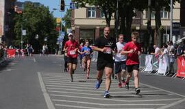 Bėgo ir su kostiumu, ir su vežimėliu