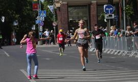 Bėgo ir su kostiumu, ir su vežimėliu