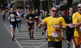 Bėgo ir su kostiumu, ir su vežimėliu