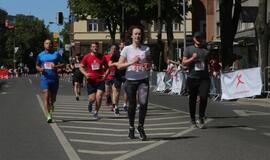 Bėgo ir su kostiumu, ir su vežimėliu