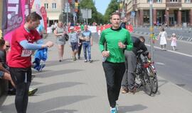 Bėgo ir su kostiumu, ir su vežimėliu