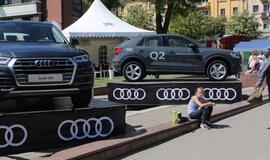 Bėgo ir su kostiumu, ir su vežimėliu