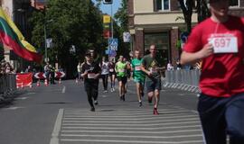 Bėgo ir su kostiumu, ir su vežimėliu