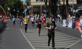 Bėgo ir su kostiumu, ir su vežimėliu