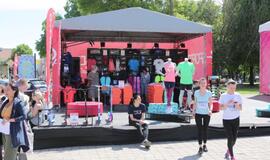 Bėgo ir su kostiumu, ir su vežimėliu