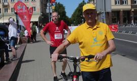 Bėgo ir su kostiumu, ir su vežimėliu