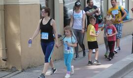 Bėgo ir su kostiumu, ir su vežimėliu