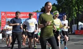 Bėgo ir su kostiumu, ir su vežimėliu