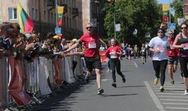 Bėgo ir su kostiumu, ir su vežimėliu