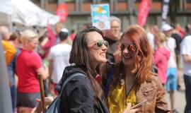 Bėgo ir su kostiumu, ir su vežimėliu