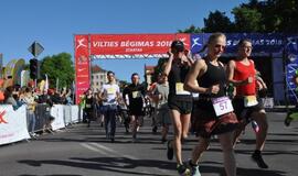 Bėgo ir su kostiumu, ir su vežimėliu