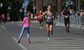 Bėgo ir su kostiumu, ir su vežimėliu