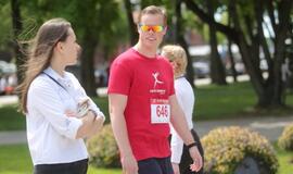 Bėgo ir su kostiumu, ir su vežimėliu