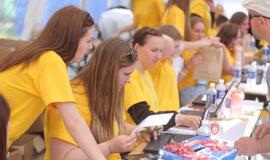 Bėgo ir su kostiumu, ir su vežimėliu