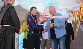 Bėgo ir su kostiumu, ir su vežimėliu