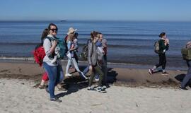 Mamos žygiavo pajūriu su kūdikiais