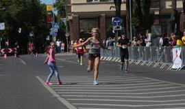 Bėgo ir su kostiumu, ir su vežimėliu