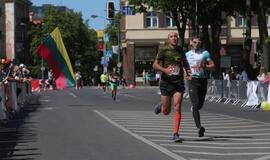 Bėgo ir su kostiumu, ir su vežimėliu