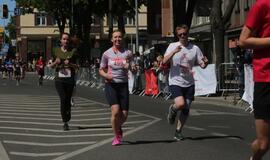 Bėgo ir su kostiumu, ir su vežimėliu